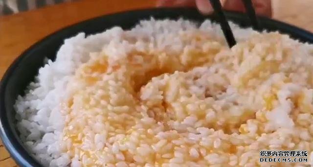 大米換種新吃法，打入兩個(gè)雞蛋，不煮飯不熬粥，出鍋孩子超愛(ài)吃