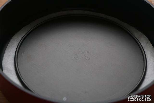 蛋卷不要買(mǎi)了，不要蛋卷機(jī)，只要平底鍋就能做，又香又脆超美味