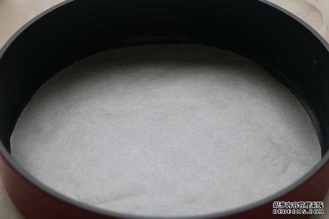 蛋卷不要買(mǎi)了，不要蛋卷機(jī)，只要平底鍋就能做，又香又脆超美味