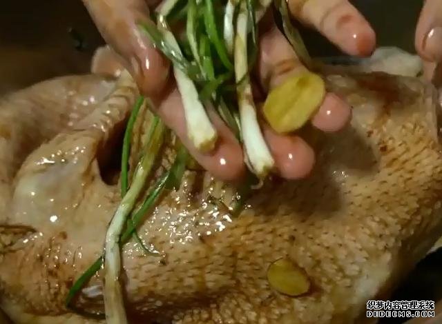 一整只雞丟進(jìn)電飯煲，不加水不用油，鮮嫩多汁，營養(yǎng)美味又簡單