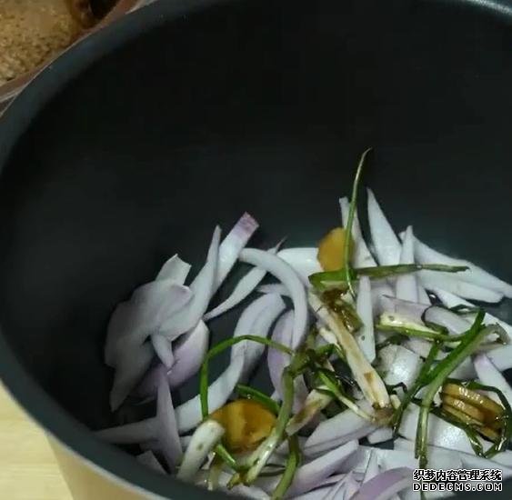 一整只雞丟進(jìn)電飯煲，不加水不用油，鮮嫩多汁，營養(yǎng)美味又簡單