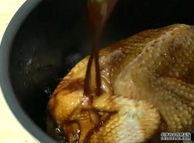 一整只雞丟進(jìn)電飯煲，不加水不用油，鮮嫩多汁，營養(yǎng)美味又簡單