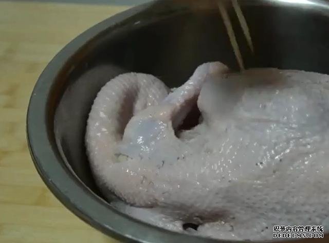一整只雞丟進(jìn)電飯煲，不加水不用油，鮮嫩多汁，營養(yǎng)美味又簡單