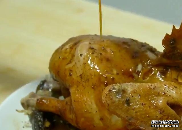一整只雞丟進(jìn)電飯煲，不加水不用油，鮮嫩多汁，營養(yǎng)美味又簡單