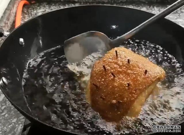 五花肉別只會(huì)紅燒了，教你一個(gè)新做法，軟爛入味特解饞，太好吃了