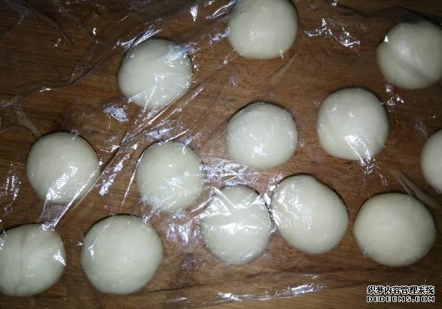 一碗面粉，一把芝麻，老婆餅在家做，不出門也能吃到，酥到掉渣