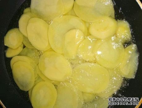 家庭炸薯片，成本不到2塊錢，金黃酥脆好吃還衛(wèi)生，學(xué)會(huì)不用買了