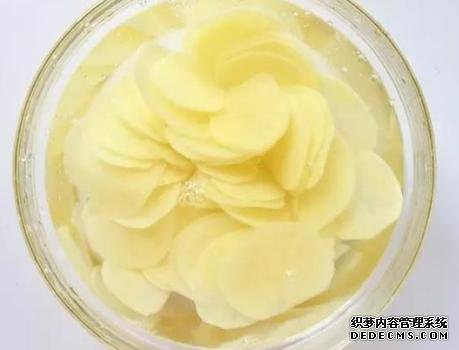家庭炸薯片，成本不到2塊錢，金黃酥脆好吃還衛(wèi)生，學(xué)會(huì)不用買了