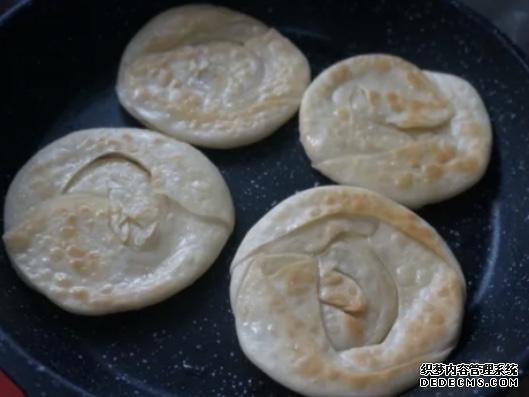 剩下的餃子皮不要扔，做成醬香濃郁的醬香餅，不用和面一次就成功