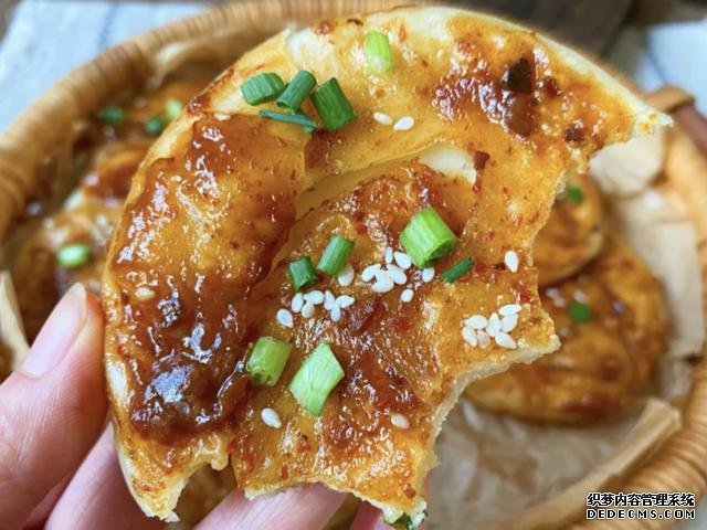 剩下的餃子皮不要扔，做成醬香濃郁的醬香餅，不用和面一次就成功