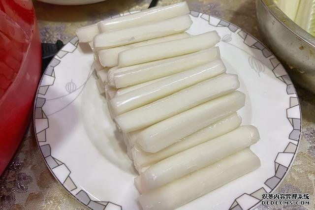 假期快結(jié)束，家里食材剩太少，湊齊食材，也要做頓簡(jiǎn)單“大餐”