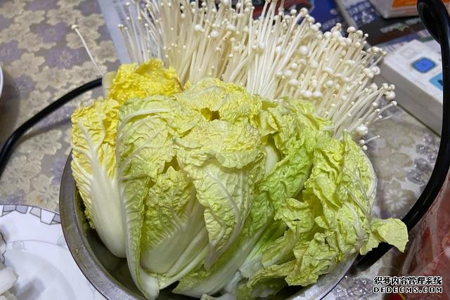 假期快結(jié)束，家里食材剩太少，湊齊食材，也要做頓簡(jiǎn)單“大餐”