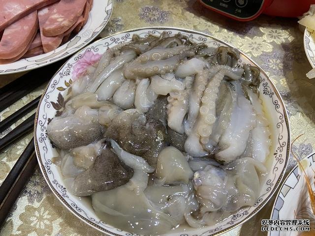 假期快結(jié)束，家里食材剩太少，湊齊食材，也要做頓簡(jiǎn)單“大餐”
