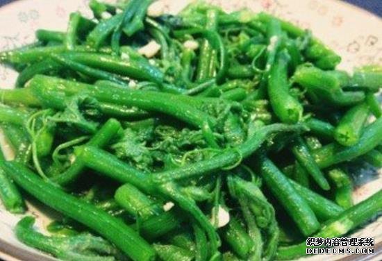 美食推薦：蒜香瓜藤、醬油炒木耳、菠菜炒肥牛、腐竹排骨湯的做法
