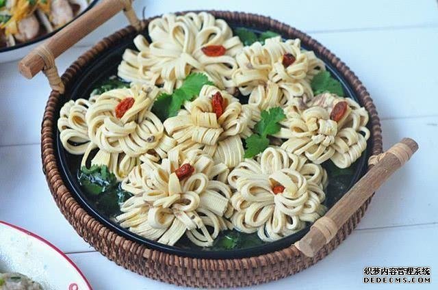 美食推薦：豆皮開花卷，豆腐燜茄子，絲瓜炒豆腐，海鮮菇蒸腐竹