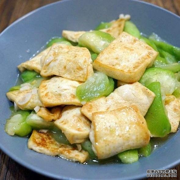 美食推薦：豆皮開花卷，豆腐燜茄子，絲瓜炒豆腐，海鮮菇蒸腐竹