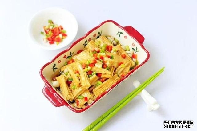 美食推薦：豆皮開花卷，豆腐燜茄子，絲瓜炒豆腐，海鮮菇蒸腐竹