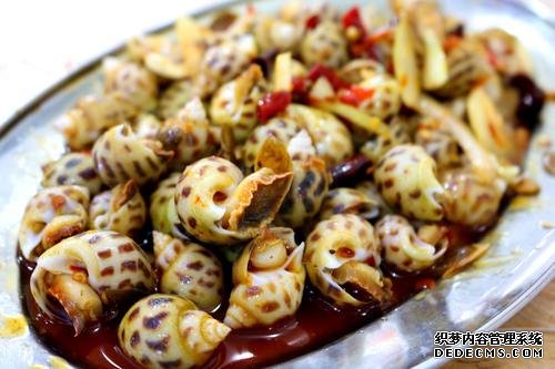 大連大嬸開(kāi)醬燜小海鮮店，一開(kāi)門(mén)就有人來(lái)排隊(duì)，食客：奔著醬料來(lái)