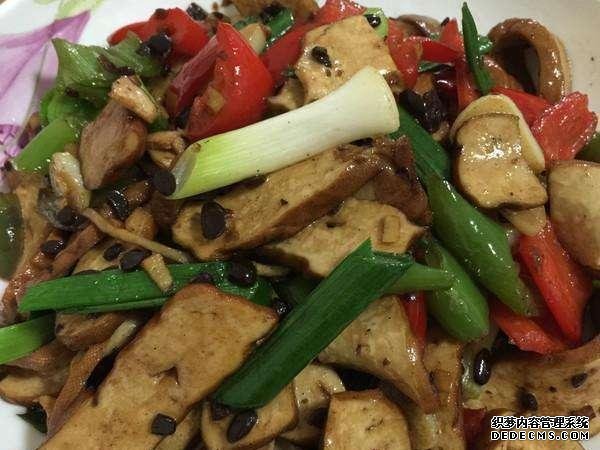 香菇片炒五花肉，尖椒青蒜香干，春筍魚片這幾道家常菜的做法