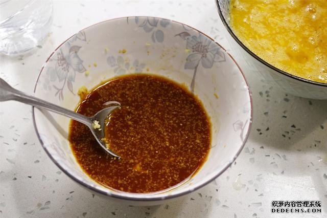 炒雞蛋，多加幾味料變螃蟹味，家人吃上癮的“賽螃蟹”，超下飯