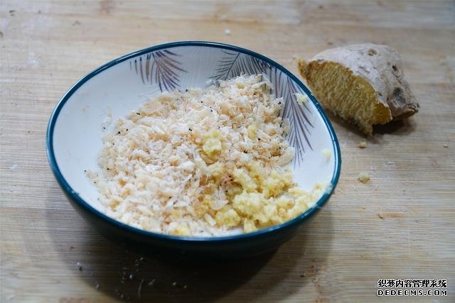 炒雞蛋，多加幾味料變螃蟹味，家人吃上癮的“賽螃蟹”，超下飯