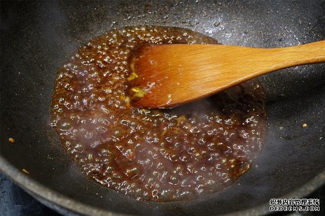 炒雞蛋，多加幾味料變螃蟹味，家人吃上癮的“賽螃蟹”，超下飯