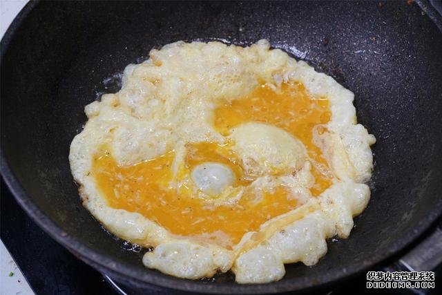 炒雞蛋，多加幾味料變螃蟹味，家人吃上癮的“賽螃蟹”，超下飯