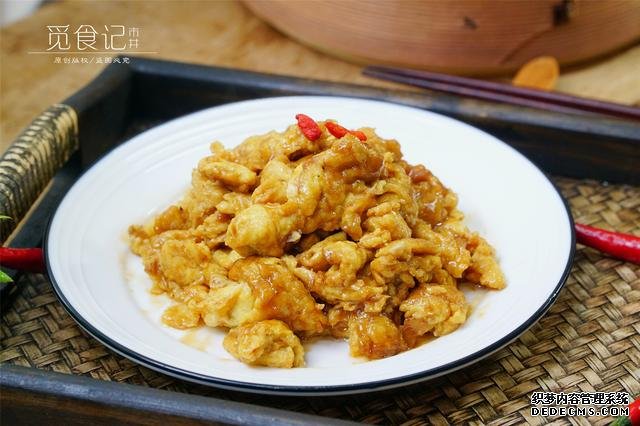 炒雞蛋，多加幾味料變螃蟹味，家人吃上癮的“賽螃蟹”，超下飯