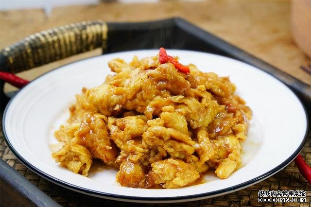 炒雞蛋，多加幾味料變螃蟹味，家人吃上癮的“賽螃蟹”，超下飯