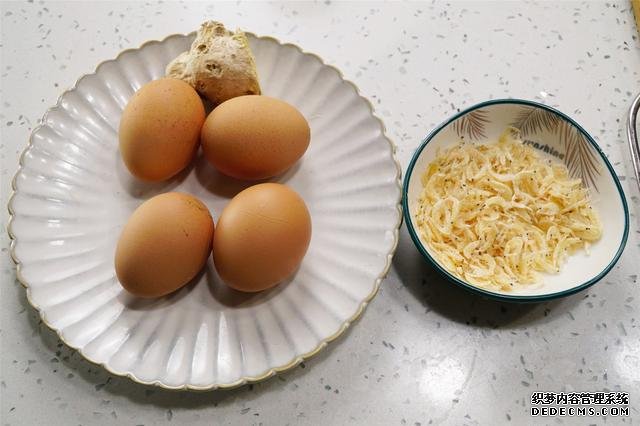 炒雞蛋，多加幾味料變螃蟹味，家人吃上癮的“賽螃蟹”，超下飯
