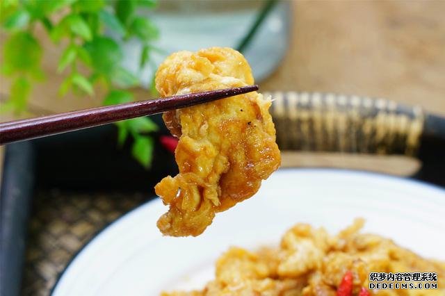 炒雞蛋，多加幾味料變螃蟹味，家人吃上癮的“賽螃蟹”，超下飯