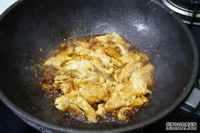 炒雞蛋，多加幾味料變螃蟹味，家人吃上癮的“賽螃蟹”，超下飯