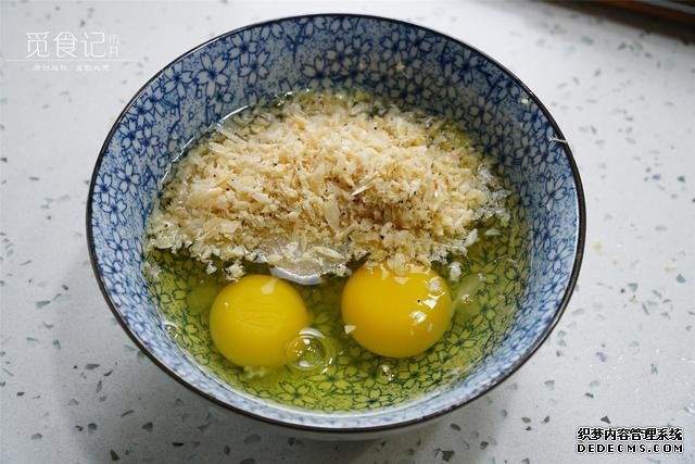 炒雞蛋，多加幾味料變螃蟹味，家人吃上癮的“賽螃蟹”，超下飯