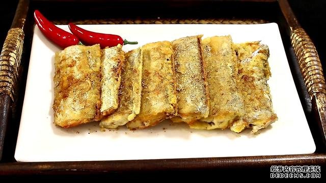 煎帶魚，加一種特別的調(diào)料，外酥里嫩，香得讓隔壁孩子饞哭了