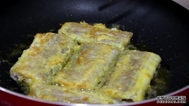煎帶魚，加一種特別的調(diào)料，外酥里嫩，香得讓隔壁孩子饞哭了
