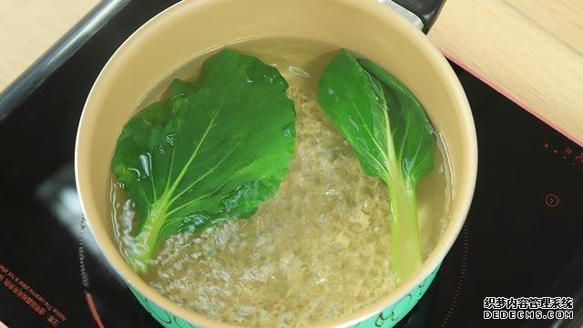 賽螃蟹炒飯?jiān)趺醋?？不用螃蟹而用它，米粒金黃又圓潤