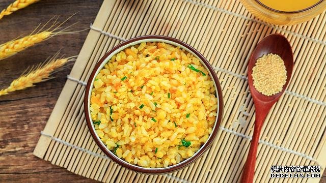 賽螃蟹炒飯?jiān)趺醋?？不用螃蟹而用它，米粒金黃又圓潤
