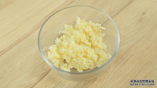 賽螃蟹炒飯?jiān)趺醋?？不用螃蟹而用它，米粒金黃又圓潤