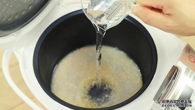 賽螃蟹炒飯?jiān)趺醋?？不用螃蟹而用它，米粒金黃又圓潤
