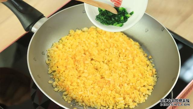賽螃蟹炒飯?jiān)趺醋?？不用螃蟹而用它，米粒金黃又圓潤
