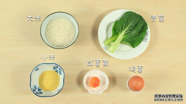 賽螃蟹炒飯?jiān)趺醋觯坎挥皿π范盟?，米粒金黃又圓潤