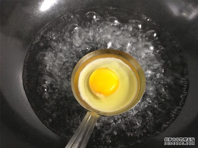 水煮荷包蛋，冷水下鍋還是開水下鍋？學會這三招，雞蛋圓嫩不散