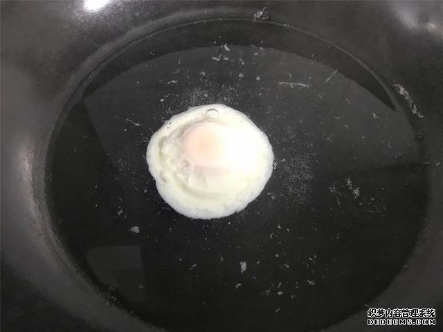 水煮荷包蛋，冷水下鍋還是開水下鍋？學會這三招，雞蛋圓嫩不散