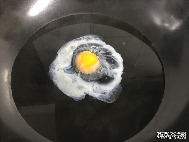 水煮荷包蛋，冷水下鍋還是開水下鍋？學會這三招，雞蛋圓嫩不散