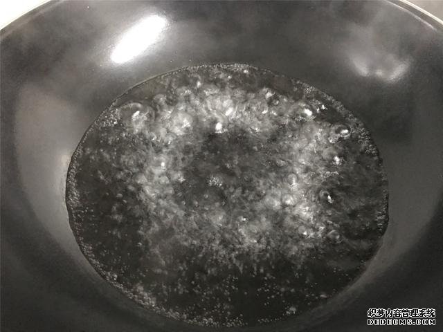 水煮荷包蛋，冷水下鍋還是開水下鍋？學會這三招，雞蛋圓嫩不散