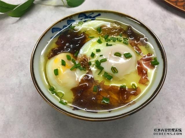 水煮荷包蛋，冷水下鍋還是開水下鍋？學會這三招，雞蛋圓嫩不散