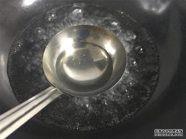 水煮荷包蛋，冷水下鍋還是開水下鍋？學會這三招，雞蛋圓嫩不散
