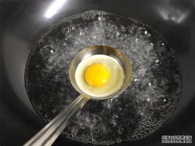 水煮荷包蛋，冷水下鍋還是開水下鍋？學會這三招，雞蛋圓嫩不散