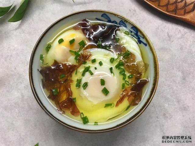 水煮荷包蛋，冷水下鍋還是開水下鍋？學會這三招，雞蛋圓嫩不散