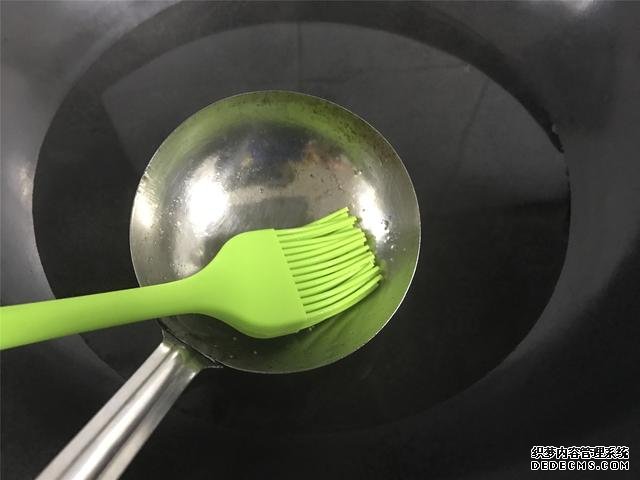 水煮荷包蛋，冷水下鍋還是開水下鍋？學會這三招，雞蛋圓嫩不散